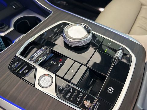 Used 2024 BMW X7 xDrive40i w/ Executive Package image 60