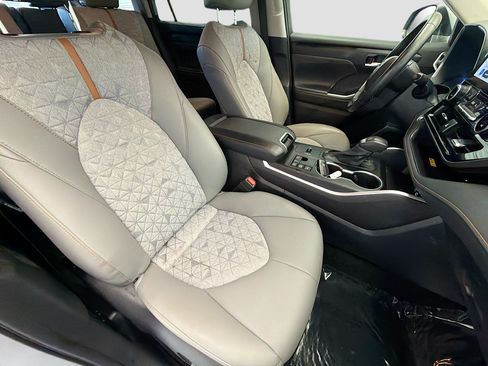 Used 2023 Toyota Highlander Bronze Edition AWD/4WD image 15