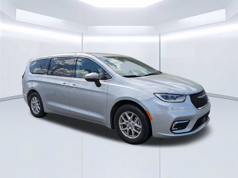 Used 2023 Chrysler Pacifica Touring-L FWD image 11