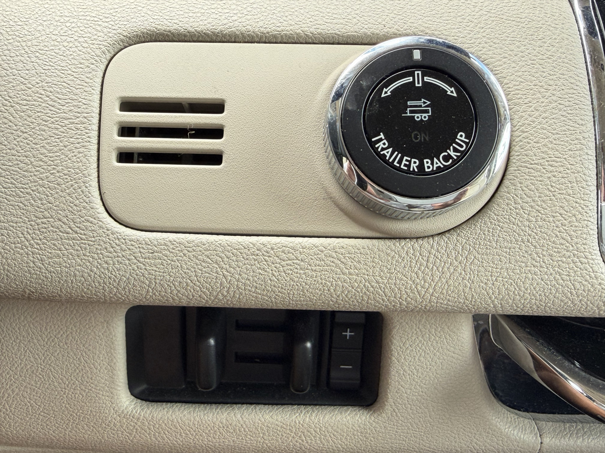 Used 2021 Lincoln Navigator L Reserve w/ Luxury Package AWD/4WD image 2