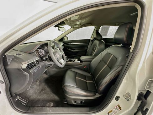 Used 2024 Nissan Altima 2.5 SR FWD image 13