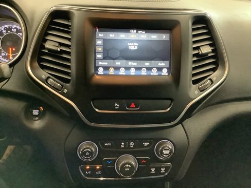 Used 2019 Jeep Cherokee Latitude Plus AWD/4WD image 9