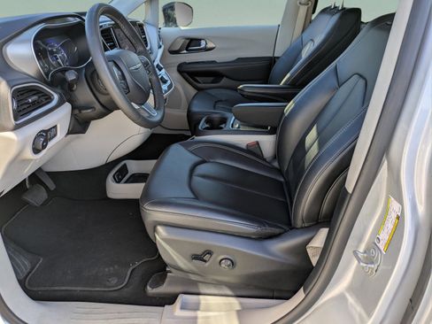 Used 2024 Chrysler Pacifica Touring-L image 25