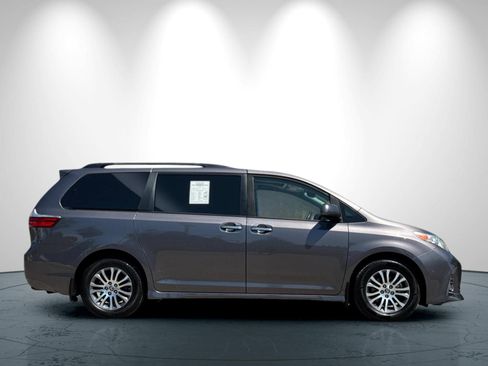Used 2020 Toyota Sienna XLE w/ XLE Navigation Package FWD image 3