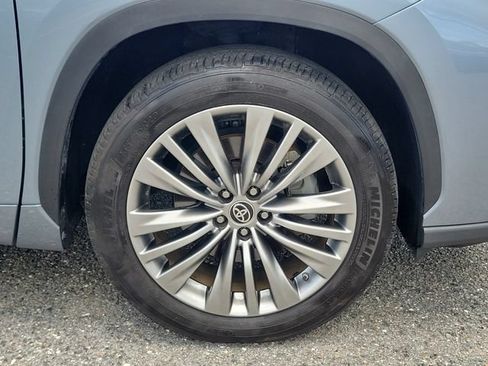 Used 2021 Toyota Highlander Platinum FWD image 6