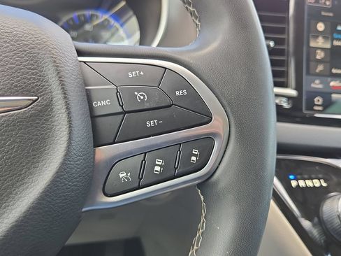 Used 2023 Chrysler Pacifica Touring-L FWD image 21