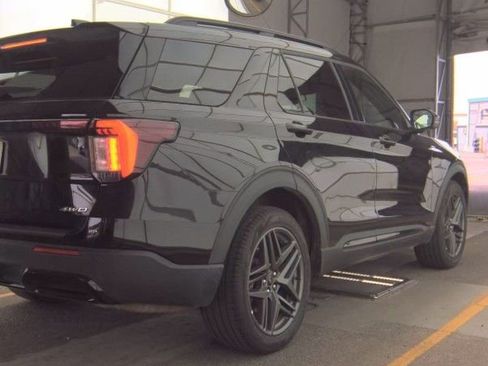 Used 2025 Ford Explorer ST-Line w/ ST-Line Street Pack image 2