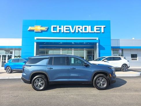 Used 2026 Chevrolet Traverse LT AWD/4WD image 2