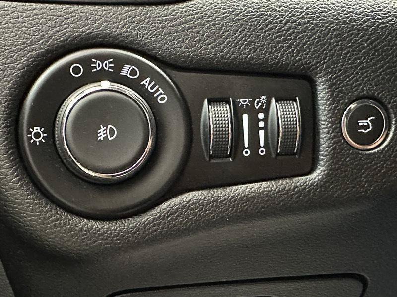 Used 2021 Jeep Cherokee Latitude Lux w/ Comfort/Convenience Group AWD/4WD image 18