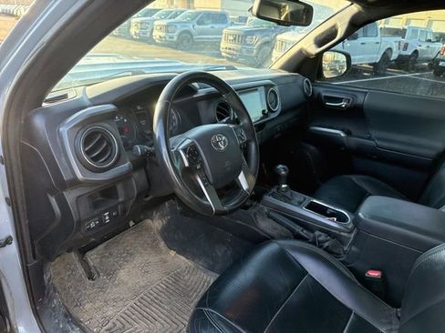 Used 2018 Toyota Tacoma TRD Sport image 10
