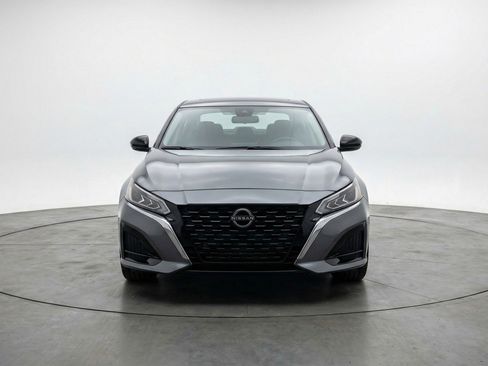 Used 2025 Nissan Altima 2.5 SV FWD image 2