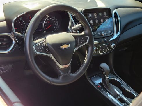 Used 2022 Chevrolet Equinox LT image 3