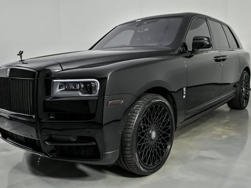 Used 2022 Rolls-Royce Cullinan w/ Dark Exterior Package image 6