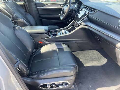 Used 2024 Jeep Grand Cherokee Overland w/ Luxury Tech Group IV image 17