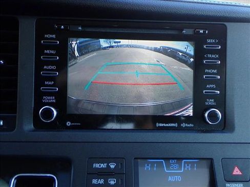 Used 2018 Toyota Sienna XLE Premium image 19