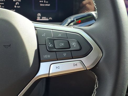 Used 2025 Volkswagen Tiguan SE image 14