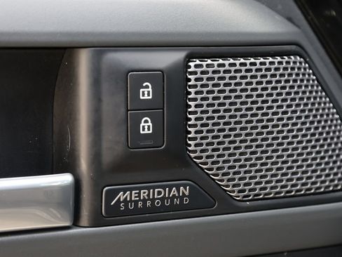 Used 2022 Land Rover Defender 110 X-Dynamic HSE AWD/4WD image 17