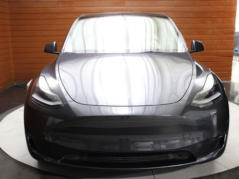 Used 2024 Tesla Model Y Long Range AWD/4WD image 2