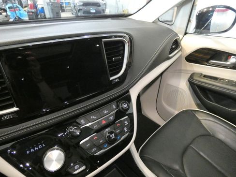 Used 2024 Chrysler Pacifica Limited w/ Trailer Tow Group FWD image 11