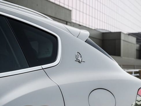 Used 2017 Maserati Levante S AWD/4WD image 32