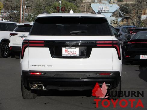 Used 2025 Chevrolet Traverse LT w/ Midnight/Sport Edition image 6