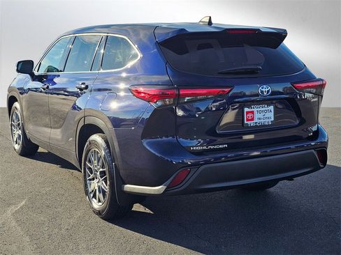 Used 2022 Toyota Highlander LE image 3