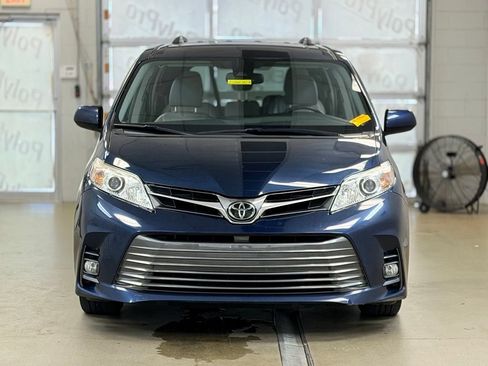 Used 2018 Toyota Sienna XLE w/ XLE Navigation Package FWD image 2