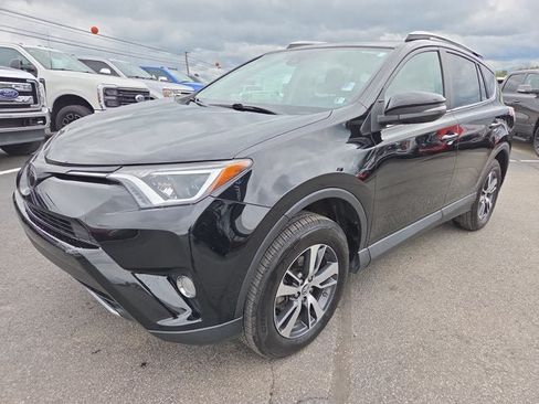 Used 2017 Toyota RAV4 XLE AWD/4WD image 2