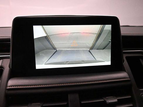 Used 2022 GMC Yukon XL AT4 AWD/4WD image 14