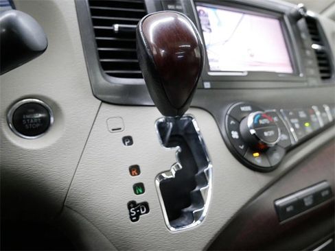 Used 2013 Toyota Sienna XLE image 23