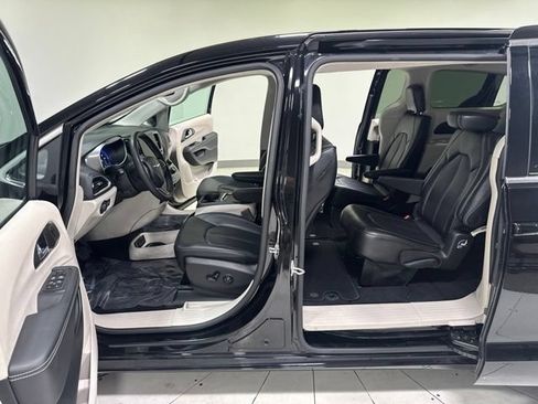 Used 2024 Chrysler Pacifica Touring-L FWD image 9