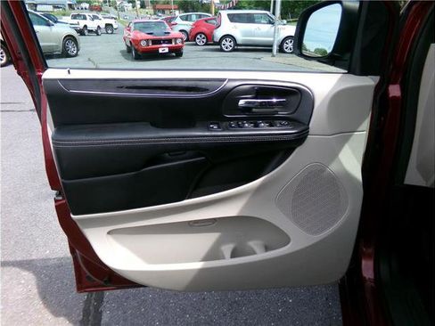 Used 2019 Dodge Grand Caravan SXT image 11