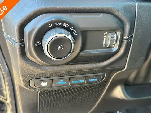 Used 2025 Jeep Wrangler Unlimited Sahara AWD/4WD image 17