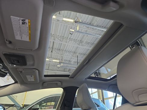 Used 2024 Toyota Prius XLE FWD image 30