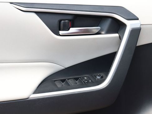Used 2019 Toyota RAV4 XLE Premium FWD image 25