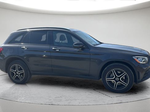 Used 2021 Mercedes-Benz GLC 300 4MATIC image 3
