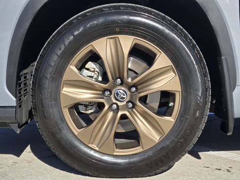 Used 2022 Toyota Highlander Bronze Edition image 16