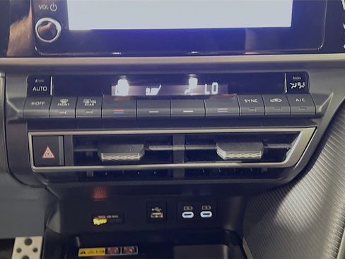 Used 2025 Toyota Camry SE w/ Convenience Package image 26