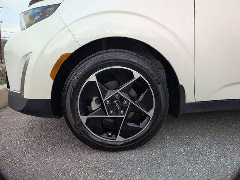 Used 2023 Kia Soul EX image 16