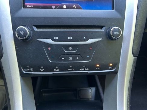 Used 2013 Ford Fusion SE FWD image 17