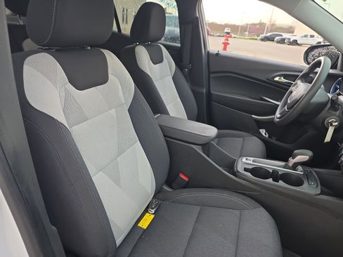 Used 2024 Chevrolet Trax LS w/ LS Convenience Package image 9