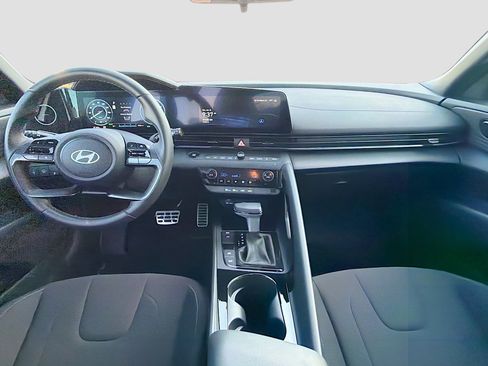 Used 2025 Hyundai Elantra SEL image 16