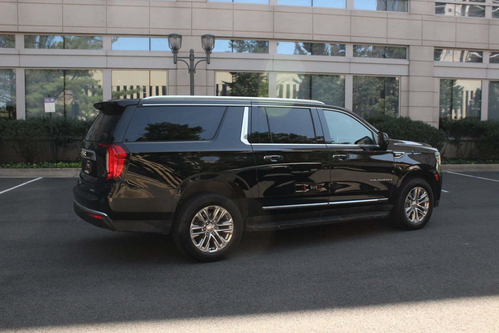 Used 2021 GMC Yukon XL SLT w/ SLT Premium Package AWD/4WD image 7