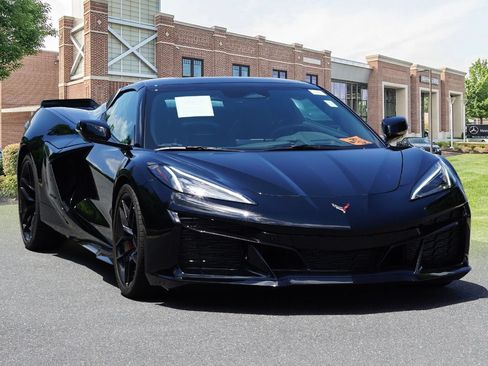 Used 2025 Chevrolet Corvette Z06 RWD image 3