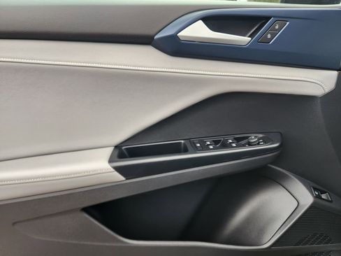 Certified 2024 Volkswagen Taos SE image 6