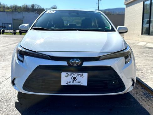 Used 2023 Toyota Corolla LE image 4