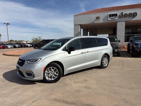 Used 2024 Chrysler Pacifica Touring-L FWD image 1