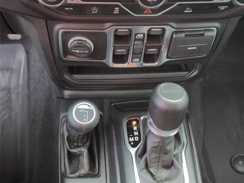 Used 2023 Jeep Gladiator Willys image 21