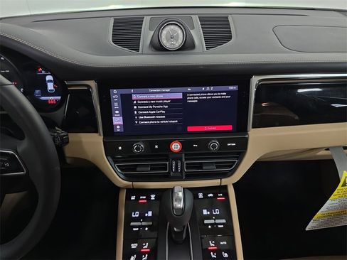 Used 2025 Porsche Macan image 16