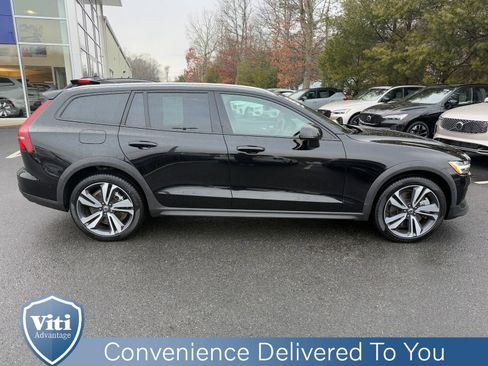Certified 2025 Volvo V60 B5 Cross Country Plus image 9